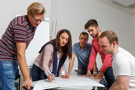 Studierende des Wirtschaftsingenieurwesens in einer Übung. 