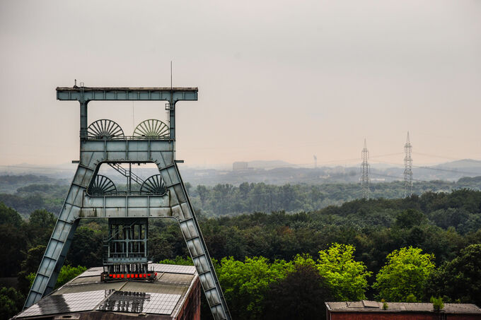 Zu sehen ist ein Förderturm als Industriedenkmal