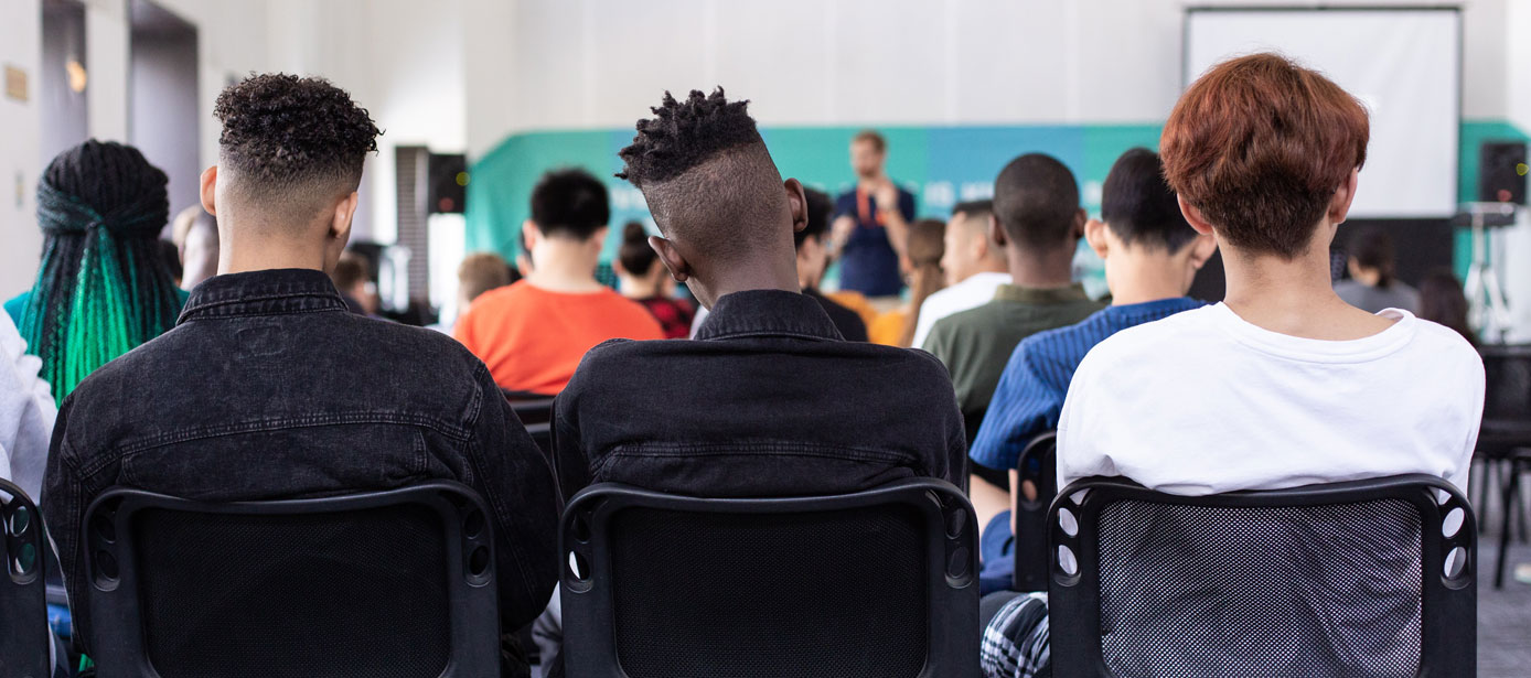 Junge Menschen sitzen in einer Unterrichtsstunde an der Hochschule.